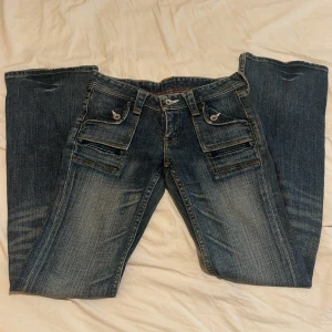 Vintage Levis Lowrise bootcut jeans - As snygga vintage Levis som är Lowrise och bootcut. Snygga fickor med knappar på baksidan. Säljer pågrund av att dom är för små för mig🤍