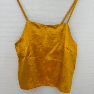 Linne - Guldigt linne från NA-KD  En liten reva bar på linnet (sista bilden)  Aldrig använt