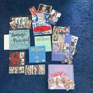 ITZY album + fotokort/inclusions  - (Eller köp hela settet för priset under bilden) Detta är post 1 av 13 annonser på kpop album. Vissa inkluderar photocards. Jag har försökt förklara vad som kommer med vad, det kanske verkar lite stökigt så meddela mig gärna privat ^^ 