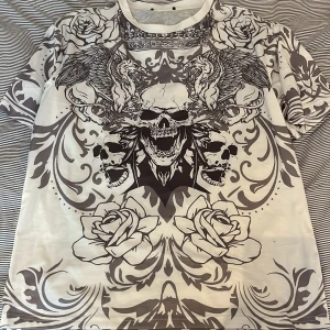 t-shirt  - fick av en kompis men aldrig använt. väldigt oversized. tröjan har annat material än vanliga tröjor, känns som en tränings tröja typ 