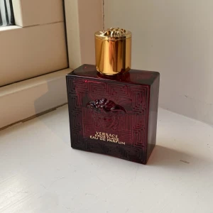 Versace Eros flame - Säljer denna parfym då det är sommar och den inte kommer till användning lika mycket. Nypris 775, mitt pris 300 då den har 25 ml kvar.
