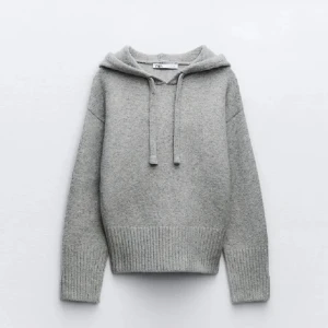 stickad hoodie - säljer denna stickade hoodin från zara, den är använd några gånger men fortfarande bra skick❣️