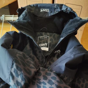 Vinterjacka storlek 160 - Vinterjacka Colourwear storlek 160 i fint skick. Det finns en liten reva, se bild.