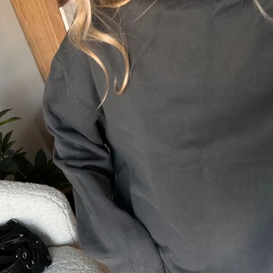Grå sweatshirt - Sweatshirt från asos! Supermjuk 💌 Köpte från herravdelningen men absolut unisex 💕