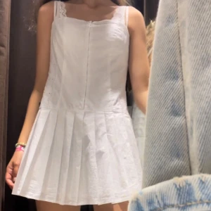 Zara klänning - Helt ny jätte fin klänning från zara!! Slutsåld! Säljer för 250kr💗