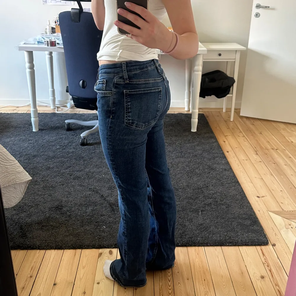 Så snygga jeans från zara i storlek 34, säljer för att jag har ett par lika dana, köpt för 350 aldrig använda. Jeans & Byxor.