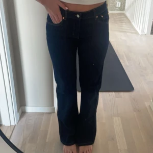 Jeans - Mörkblå jeans från lager 157, tror modellen heter 90s boot. De är i längsta längden och nyskick! Säljer få de inte kommer till användning💙💙