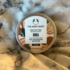 body butter från the body shop  - 50ml aldrig använd body butter i doft shea 