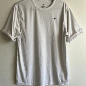 T-shirt Nike  - T-shirt från Nike, dry-fit material så träningströja. Inga fläckar eller andra tecken på användning! Passar en M/L. 