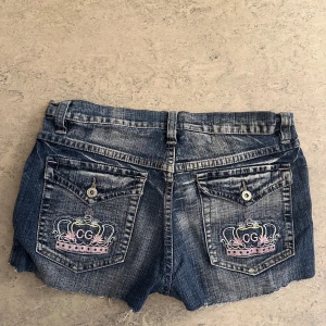 Victoria Beckham shorts - Victoria Beckham liknande shorts som är lågmidjade i storlek 176 som motsvarar typ 36 Höftmåttet är 39-40 cm rätt över 