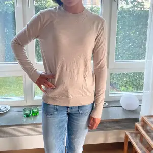 Jätte fin beige stickad tröja från uniqlo💖pris kan diskuteras. Möts upp i Stockholm eller postar🩷