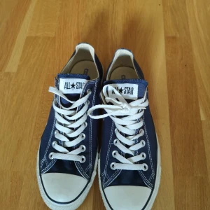 Converse - Säljer ett par marinblåa converse i storlek 42. Fint skick. 