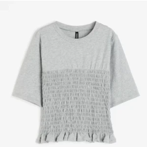 Smockad topp💞💞 - Säljer min så fina tröja från hm eftersom den inte kommer till någon användning! Storlek xxs men sitter perfekt på mig som oftast har xs/s❤️