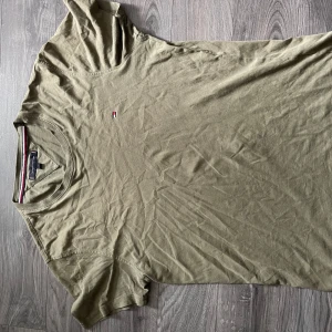 Tommy hilfiger - T shirt storlek L passar M