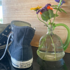 Sneekers  - Väl använda men äkta och vill fortsätta ett bra tag till och med lite kärlek kommer dom fortfarande kunna vara någons favoriter 🤗