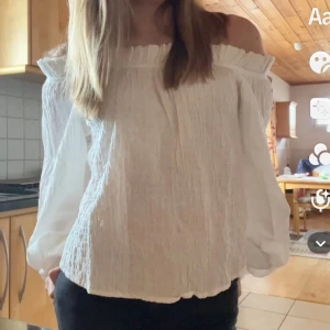 Vit off shoulder tröja - Ett super fina off shoulder tröja. Som har andvänds ett par gånger. 