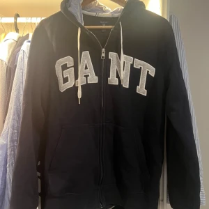 Gant ZIP - Säljer nu denna snygga Gant zip som inte längre kommer till användning! I toppskick