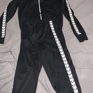 Fred Perry set  - Storlek S Använd några gånger Bra skick 