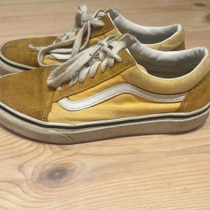 Gula Vans  - Snygga gula Vans med mocka på hälen o framme vid tårna. Bra skick men syns att de är använda. Ska tvätta de så att de ser lite fräschare o renare ut. Storlek 38 men passar oxå mig me 39. Modell: old school. Nypris: ca 600-900. KOLLA MIN PROFIL💞
