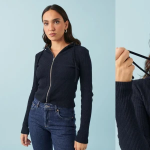 Zip hoodie - Köpt på gina för 400kr.  använd ca 5 gånger. bra skick. säljer för 199kr💕 står storlek L men sitter som XS/S.