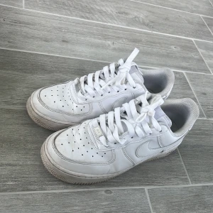 Airforce 1 nike  - Hej jag säljer mina airforce 1. Skriv vid intresse😁. Pris kan diskuteras 