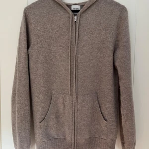 Kashmir hoodie - Säljer denna Kashmir hoodie från John Henric då den blivit för liten. Den är i 9/10 skick och i storlek S. Nypris 2500kr mitt pris 1399kr. Skulle säga att den passar någon runt 175.