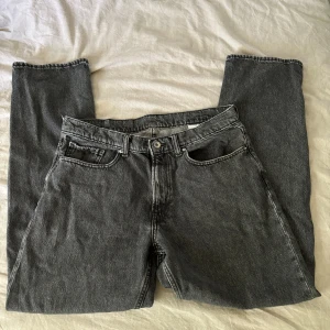 Svarta baggy jeans - Ett par Baggy Vailent jeans i stl M, använda men ser inte använda ut. Köpta från Carlings från början. Mått: midja tvärs över - 41cm. Innerbensmått - 77cm. Skriv om du har fler frågor🫶