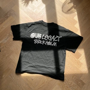 Stussy T-shirt - Snyggt stussy plagg, använt typ 3 gånger skick 9/10, kan sänka priset vid snabb affär!