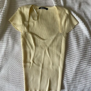 Gina Tricot tröja - Fin gul tröja. Säljer pågrund av har en liknande. Så denna har aldrig kommit till användning. Storlek xs