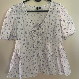 Veronica blus - Säljer denna blommiga topp från Vero Moda då den inte har kommit till användning. Den är som ny eftersom jag aldrig använt den bara att prislappen inte är kvar. 