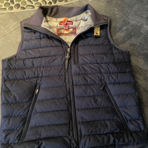 Para jumper väst - Mörkblå parajumper väst helt okej skick, änvänt rätt mycke men fortfarande fräsch och inga skador, den är äkta o köpt på kaufman kvitto finns någon stans, storlek S