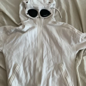 Cp company - Säljer min cp company tröja den är äkta och inga skador på den använd ett fåtal gånger. Priset kan diskuteras priv.