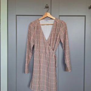 Rutig elegant omlottklänning, höstklänning, chic, stockholmsstil strl 34  - Rutig elegant omlottklänning, höstklänning, chic, stockholmsstil strl 34. Fint skick, missa inte mina andra annonser också ❤️🥰