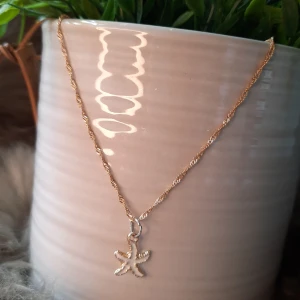 Sjötjärna halsband - Ett guldigt och vit halsband🤍🌟Det är egengjort och aldrig varit andvänt!!! INGA DEFEKTER