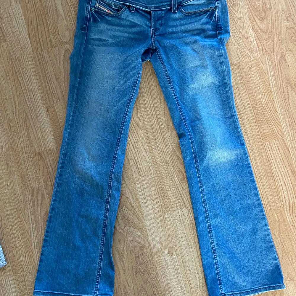 Snygga jeans jag säljer då de är lite stora  Midjemått: 41 cm men stretchiga Innerbenslängd: 75 cm Ytterbenslängd: 96 cm. Jeans & Byxor.