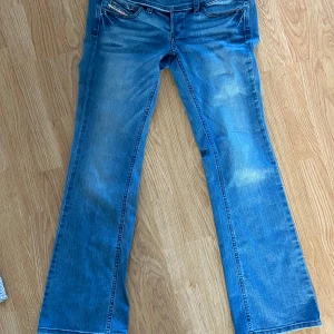 Low waist diesel jeans - Snygga jeans jag säljer då de är lite stora  Midjemått: 41 cm men stretchiga Innerbenslängd: 75 cm Ytterbenslängd: 96 cm