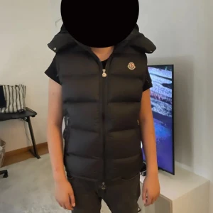 Moncler väst  - Hej jag slejer min moncler väst för att jag inte använder den längre den den passar s och m 