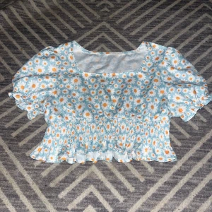 Fin blommig tröja - Bra skick fin, magtröja och väldigt somrig.