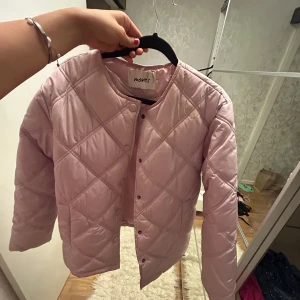 Jacka  - Jättefin vår jacka, kommer tyvärr inte till användning längre  Stor i storlek  Långärmad jacka!