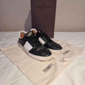 Valentino flycrew  - Säljes då de tyvärr var lite för stora. Låda och 2 dustbags ingår. En nit borta Liten skada vid hälen men lagat med äkta tjockt skinn. Byten är absolut intressant. Vid frågor eller fler bilder är det bara att skriva //Kba_Closet 