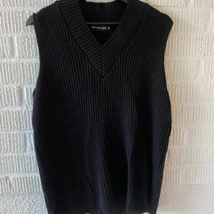 Längre stickad vöst - Stickad väst som är lite längre. Använd en del men fortfarande väldigt bra skick Köparen står för frakten