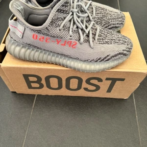 Yeezy 350 adidas - Skorna är i 8/10 skick då sulan och undersidan av skorna är lite slitna. Kommer med originallåda. Storlek: 43 Priset är ej hugget i sten.