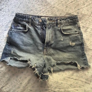 Zara jeans shorts, storlek 34 - Jättefina! Använda någon sommar men inte mer, orginalpris 329 kr, dem blev försmå för mig och därför så måste jag sälja dem