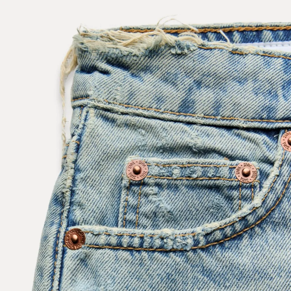 Originalpris 329 kr, använda några fåtal gånger men som nya, de är dragkedja och knapp. Shortsit.
