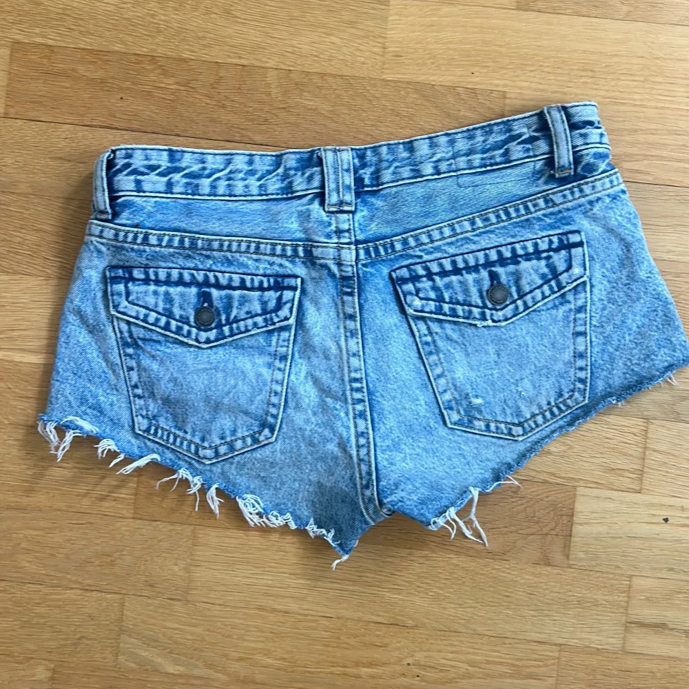 Super snygga jeansshorts! 😍 storlek 38 men skulle säga att de är lite små i storleken. Inte slita, har använt Max 5ggr. Säljer för att jag ba inte använder de💕. Shorts.