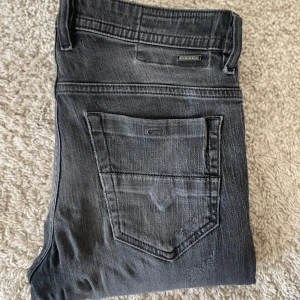 Diesel jeans  - Säljer nu dessa otroligt snygga diesel jeansen som är i riktigt bra skick! 🤩  Storlek 30/32 slim fit  Hör av dig vid minsta lilla fundering 💭 