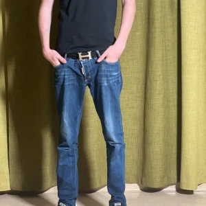 Blå dsquared2 jeans - Ett par blå Dswuared2 jeans i italiensk storlek 44 passar mej som är 180 och har w30 . benans har en normal passform.  mitt pris 999 vid en snab afär går de att diskutera priset