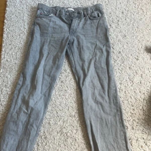 Gina tricot jeans grå stl 38 - Straight jeans, low waist storlek 38 köpt för 499