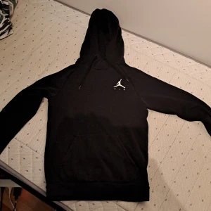 Jordan hoodie - Xs herr Tyvärr är jordan logon lite sliten 