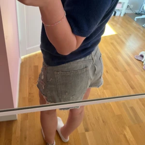 jeansshorts - Gråa jeansshorts från zara 💖💖💖